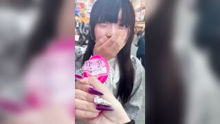 Buồn không nhịn được, nữ sinh vén váy tè ngay cống thoát nước ngoài đường luôn