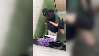 Quay lén cặp đôi học sinh chịch nhau trong wc trường