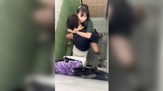 Quay lén cặp đôi học sinh chịch nhau trong wc trường
