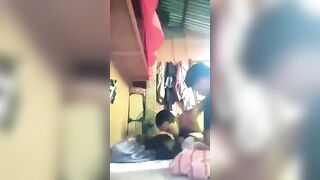 2 thằng anh họ nứng cặc đè đụ em gái 17 tuổi cùng lúc.