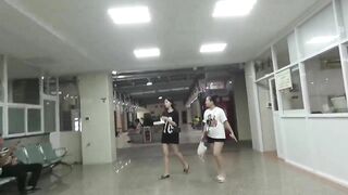 Quay lén em gái áo đen đi tiêm thuốc ở bệnh viện để lộ bờ mông trắng phễu.
