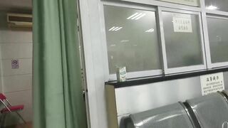 Quay lén em gái áo đen đi tiêm thuốc ở bệnh viện để lộ bờ mông trắng phễu.