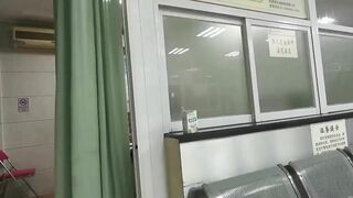 Quay lén em gái áo đen đi tiêm thuốc ở bệnh viện để lộ bờ mông trắng phễu.