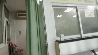 Quay lén em gái áo đen đi tiêm thuốc ở bệnh viện để lộ bờ mông trắng phễu.
