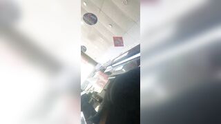 quay lén quần xì bé nhân viên điện máy xanh mặc váy ngắn