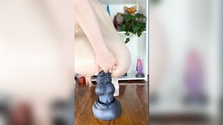 Thủ dâm lỗ đít bằng cu giả từ nhỏ tới to