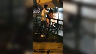 2 bạn trẻ public luôn tại trốn đông người