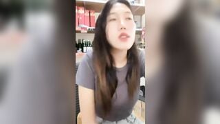 Em chủ tiệm mỹ phẩm lên cơn nứng lồn show hàng, thủ dâm cho trai xem