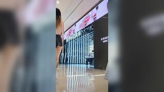 đi trung tâm thương mại mà mặc lòi hết cả quần lót ren ra ngoài