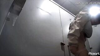 cammara quay lén nhà WC nữ gái xinh toàn gái non tơ - phần 1