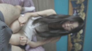 Nhờ con bạn bú cu nhưng nó lại dùng chân
