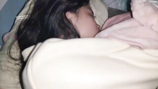 Con gái riêng đang ngủ say thì bị bố dượng vào lột quần ra địt