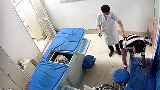 Quay lén bác sĩ nam tiêm thuốc vào mông đít trần cho bệnh nhân nữ.