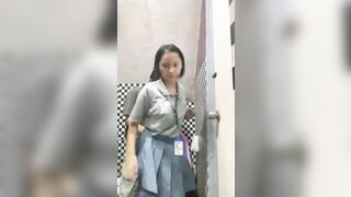 Anh họ dụ dỗ em gái 16 tuổi vào toilet đụ cực kì kích thích.