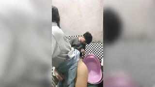Có cơ hội anh trai đưa em họ 16 tuổi vào toilet đụ cho đả cơn nứng cặc.