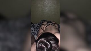 Bạn thân bảo nằm im nó tặng quà cho