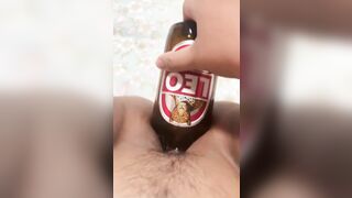 Lồn múp thủ dâm bằng trai bia lạnh sướng tê cả lồn dâm đãng