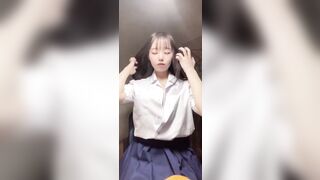 Em rau nữ sinh đáng yêu show cặp vú