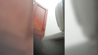 cammara quay lén nhà WC nữ gái xinh toàn gái non tơ - phần 8