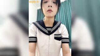Một cô gái trông có vẻ ngây thơ trong bộ đồng phục nữ sinh trung học tự thỏa mãn
