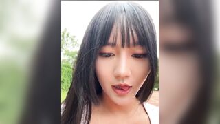 Gái xinh vú to hồng khoe hàng trong công viên bị chú bảo vệ nhìn thấy ngại đỏ mắt