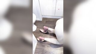 Nghịch Lồn con đĩ bạn thân, Mặc Legging Lút Cán Móc lồn Bắn nước rên rỉ