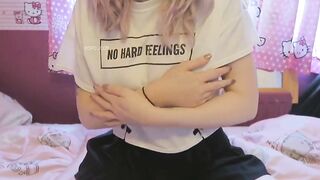 Tự sướng cởi đồ và làm những hành động dâm dục