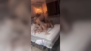Vào phòng xem thằng bạn địt nhau với vợ lồn to múp vkl