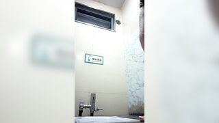 đặt cammara ẩn WC công cộng toàn các bé loli xinh tươi - phần 3