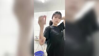 bé lớp 10 nghỉ hè ở nhà tắm chuồng rồi gửi cho trai xem