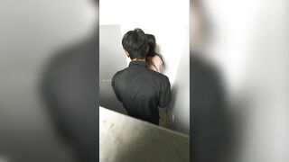 Bắt gặp cặp đôi địt nhau trong WC công cộng