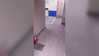 DING DONG~🔔 Cửa thang máy vừa mở ra là thấy tôi đang bị đút vào rút ra