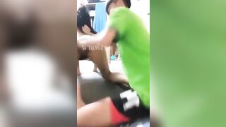 Đang móc lồn thì thằng bạn nhét cả 5 ngon tay vao thốn vkl