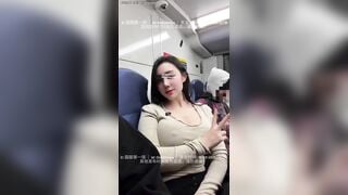 Gái xinh Vú To ở trên Xe Bus, Lén Bóp vú, Thủ dâm Cho người lạ Xuất tinh Public nứng