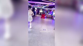 E Gái Xinh Loli mình dây, Public Khoe Vú lồn ko lông ở Khu vui chơi bị phát hiện