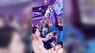 E Gái Xinh Loli mình dây, Public Khoe Vú lồn ko lông ở Khu vui chơi bị phát hiện
