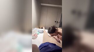 Cháu trai cặc bự nằm dài sướng dái khi đc dì trẻ vừa bú cặc liếm dái vừa dọn WC
