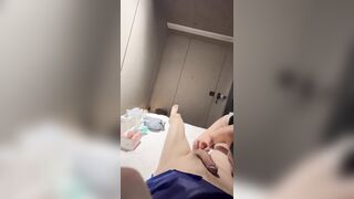 Cháu trai cặc bự nằm dài sướng dái khi đc dì trẻ vừa bú cặc liếm dái vừa dọn WC