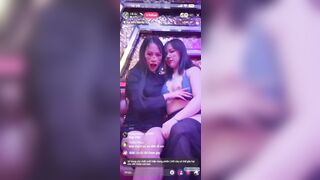2 em nhân viên KTV Việt Nam cực bạo vừa live tiktok vừa vạch áo lót bóp vú trên live