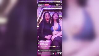 2 em nhân viên KTV Việt Nam cực bạo vừa live tiktok vừa vạch áo lót bóp vú trên live