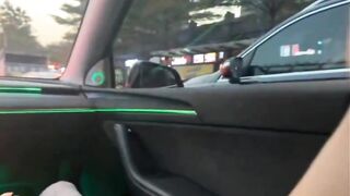 Chị giám đốc dâm đãng vừa chở hồng hài nhi cặc bự đi chơi vừa bú cặc e public trên xe