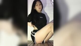 em trốn bố mẹ vào nhà tắm chỉ để thủ dâm cho anh xem đấy