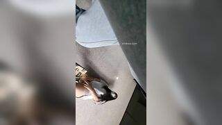 đang đi biển chơi nứng quá em đòi vào wc công cộng để chịch