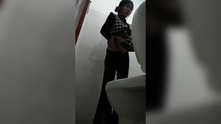 cammara ẩn Quay Lén WC các em xinh tươi nhìn nứng cặc - phần 31