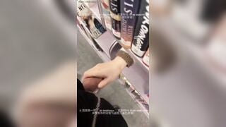 Thư viện góc khuất, sách sinh lý lật đến chương sinh sản, tôi đã ướt sũng.