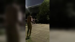 Em gái cởi truồng nhảy dây vì trời quá nóng