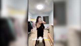 Phụ chị hàng xóm làm chủ tiệm quần áo, được thưởng cho chơi lồn ngay tại quán