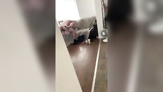 Về nhà sớm gây bất ngờ cho người yêu và cái kết phát hiện bị cắm sừng