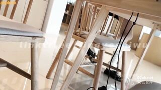 Anh trai tôi đưa tôi vào nhà vệ sinh trong thư viện, quan hệ tình dục bằng miệng