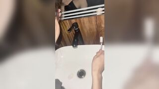 Vô mò vú khí cô bạn thân đang đánh răng